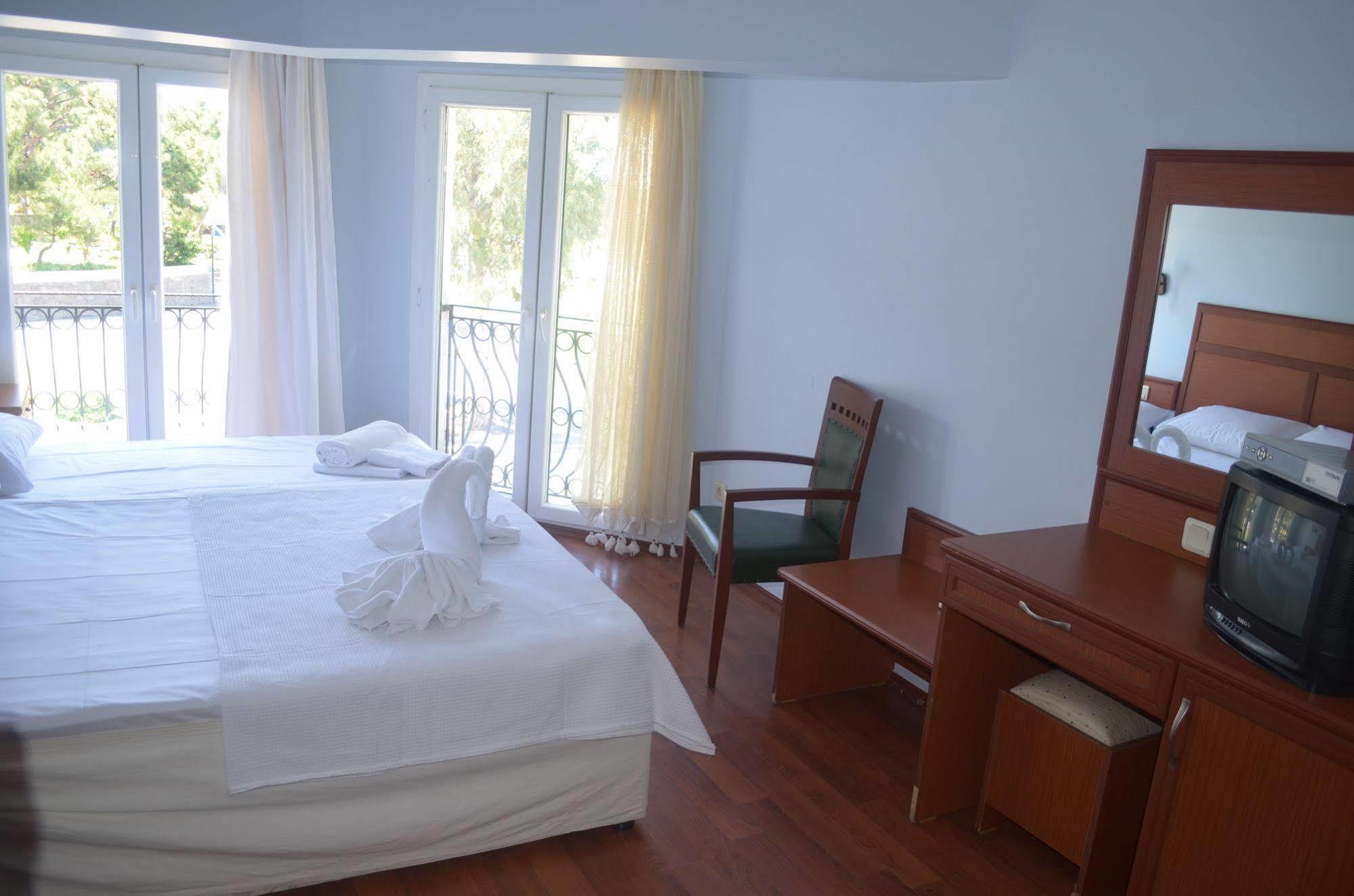 Silva Hotel Ayvalik Bagian luar foto